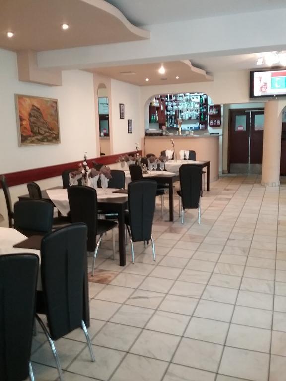 בוסטאני Pensiune Restaurant Sfinx מראה חיצוני תמונה