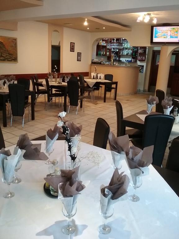 בוסטאני Pensiune Restaurant Sfinx מראה חיצוני תמונה