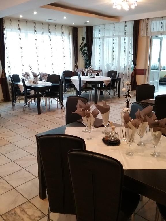 בוסטאני Pensiune Restaurant Sfinx מראה חיצוני תמונה